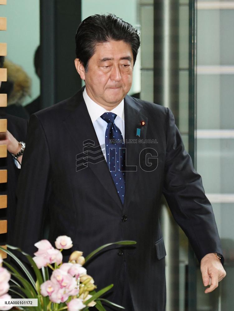Abe hopes summit with Putin opens door for isles row progress
