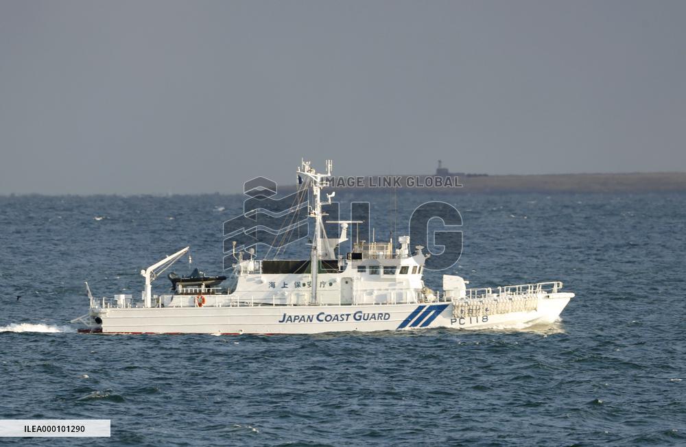 Abe, Putin to meet in hot spring resort, territorial row in focus