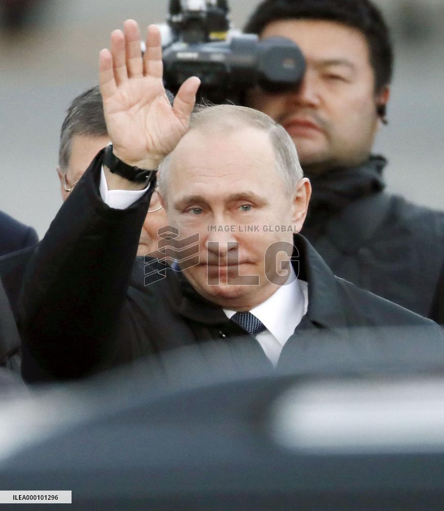 Putin arrives in Japan for summit with Abe