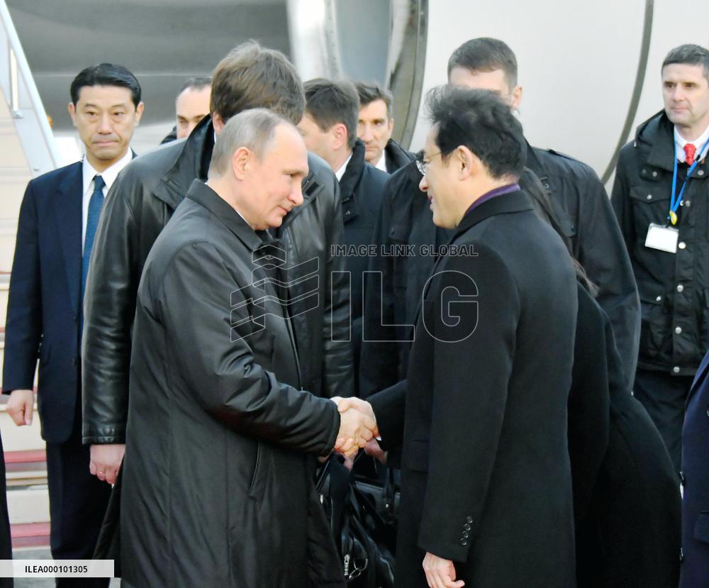 Putin arrives in Japan for summit with Abe