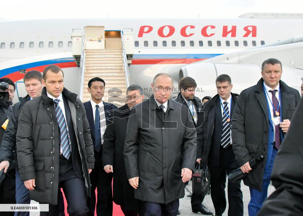 Putin arrives in Japan for summit with Abe