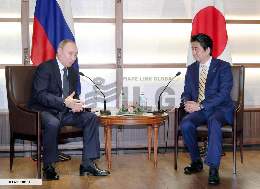 Abe, Putin meet at hot spring resort, territorial row in focus