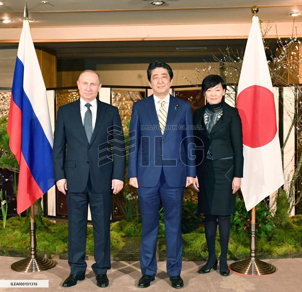 Abe, Putin meet at hot spring resort, territorial row in focus