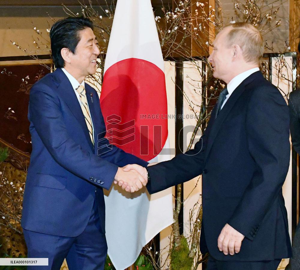 Abe, Putin meet at hot spring resort, territorial row in focus