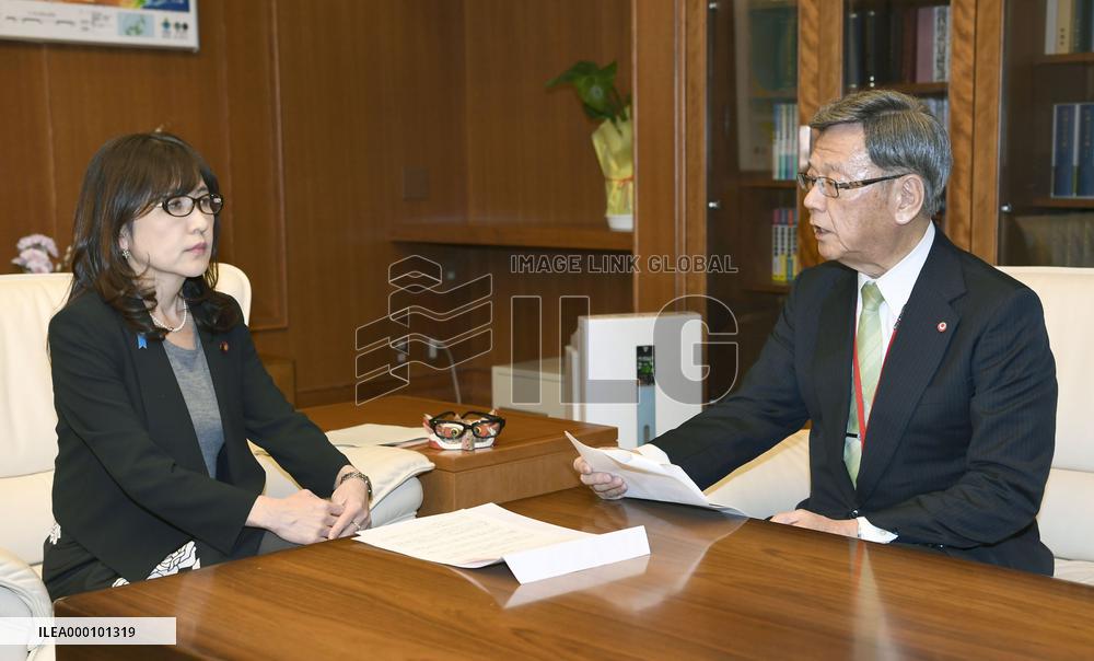 Okinawa governor takes Osprey removal demand to central gov't