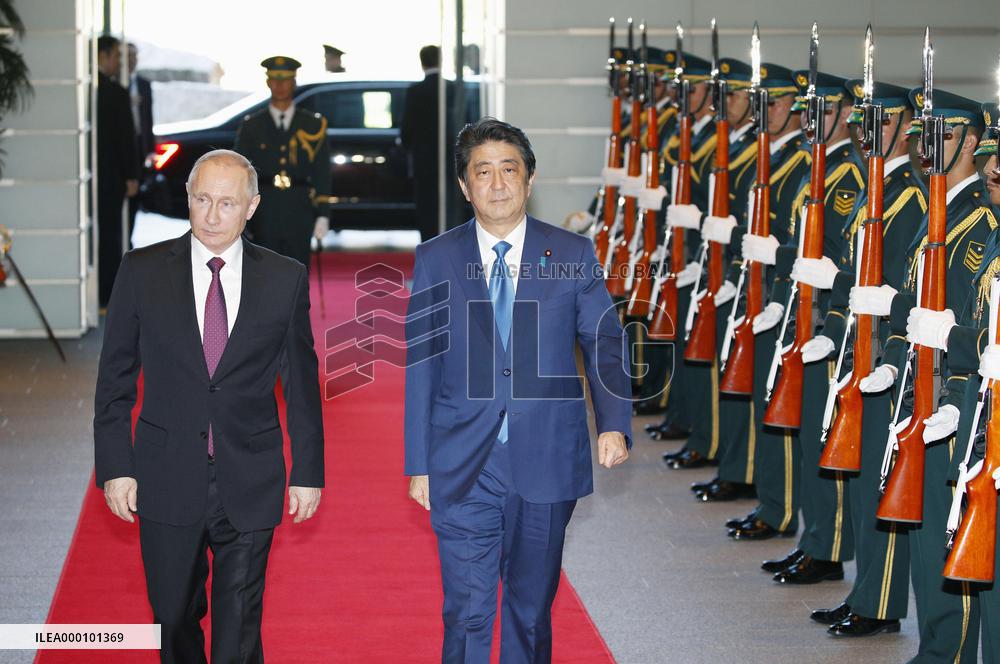 Abe, Putin discuss economic cooperation in 2nd round of talks