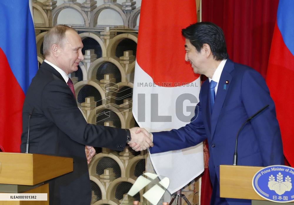 Abe, Putin to launch talks on joint activities on disputed isles