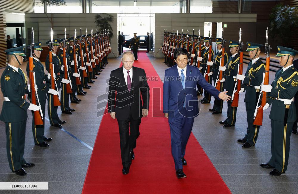 Abe, Putin discuss economic cooperation in 2nd round of talks