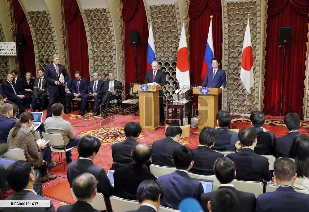 Abe, Putin to launch talks on joint activities on disputed isles