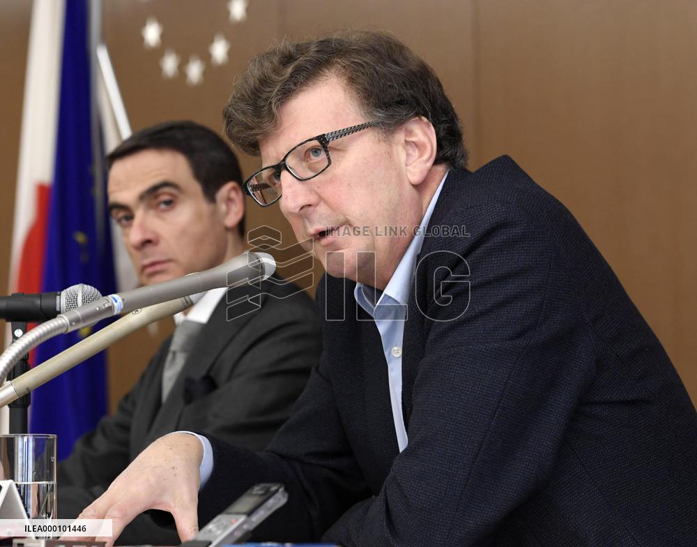 Japan, EU to seek free trade agreement in 2017