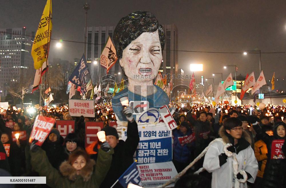 Rally seeking Park's resignation continues