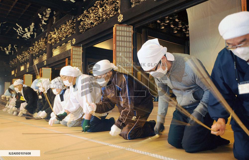 Year-end cleaning at Kyoto temple