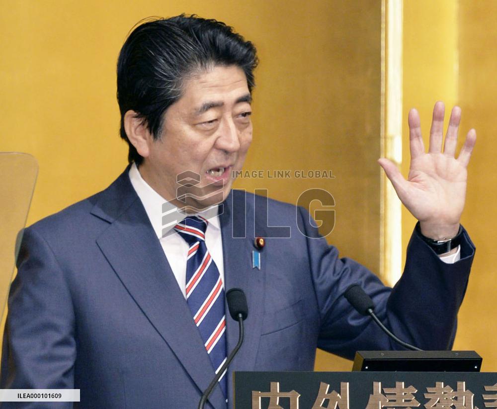 Cooperation with Russia could see Japanese living on isles: Abe