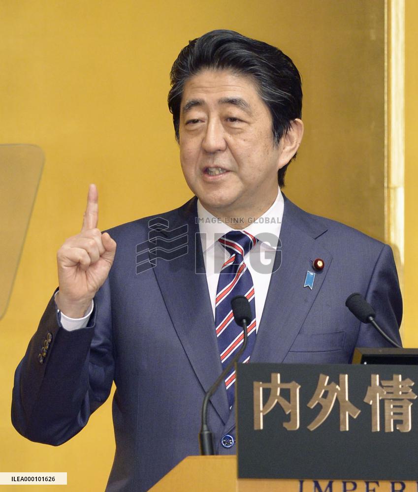 Abe eyes Russia trip early next year to advance peace treaty issue