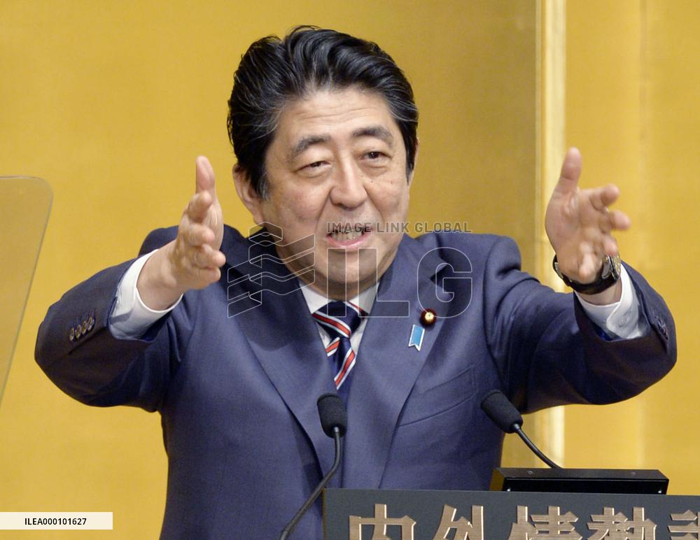 Abe eyes Russia trip early next year to advance peace treaty issue