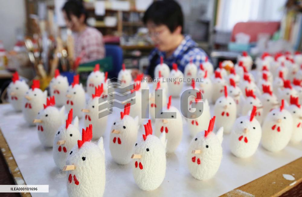 Production of New Year rooster dolls in Japan