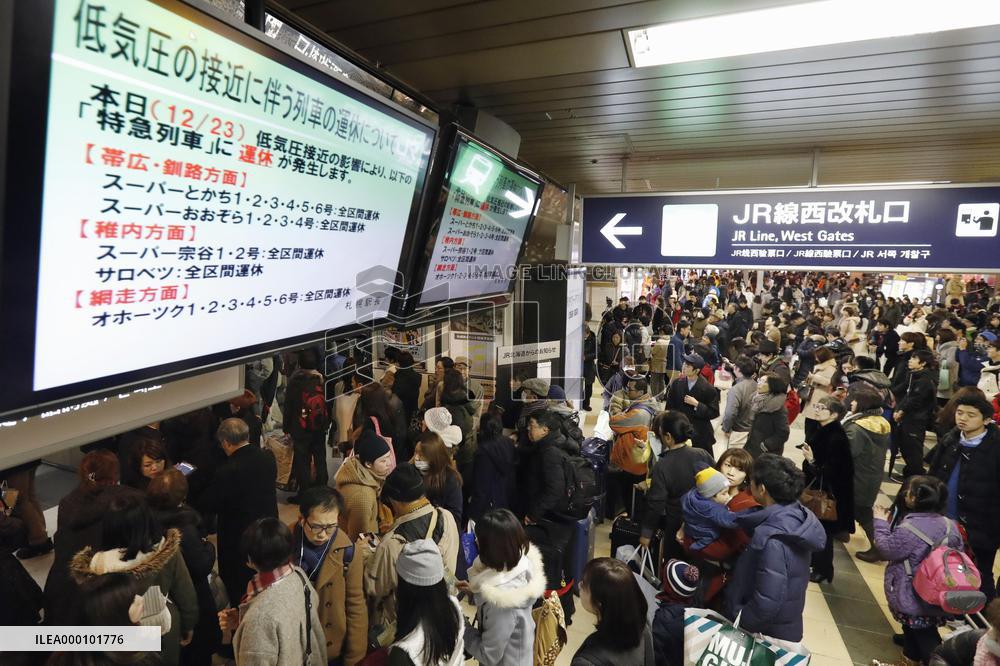 Heaviest snow in 50 yrs for Dec. hits Sapporo, disrupts traffic