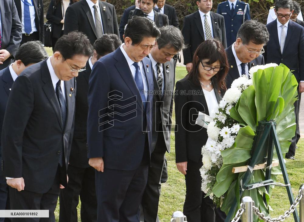 Abe visits monument dedicated to ship collision victims