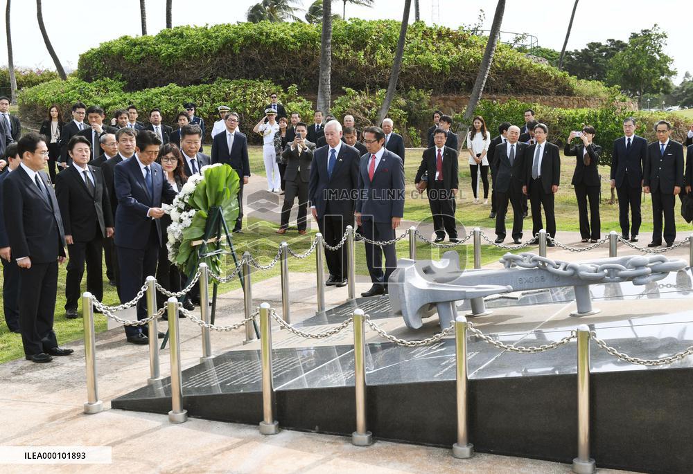 Abe visits monument dedicated to ship collision victims