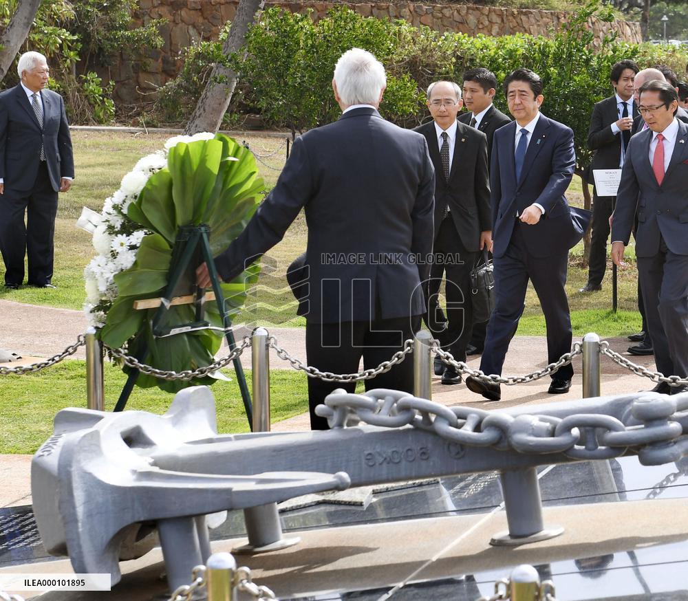 Abe visits monument dedicated to ship collision victims