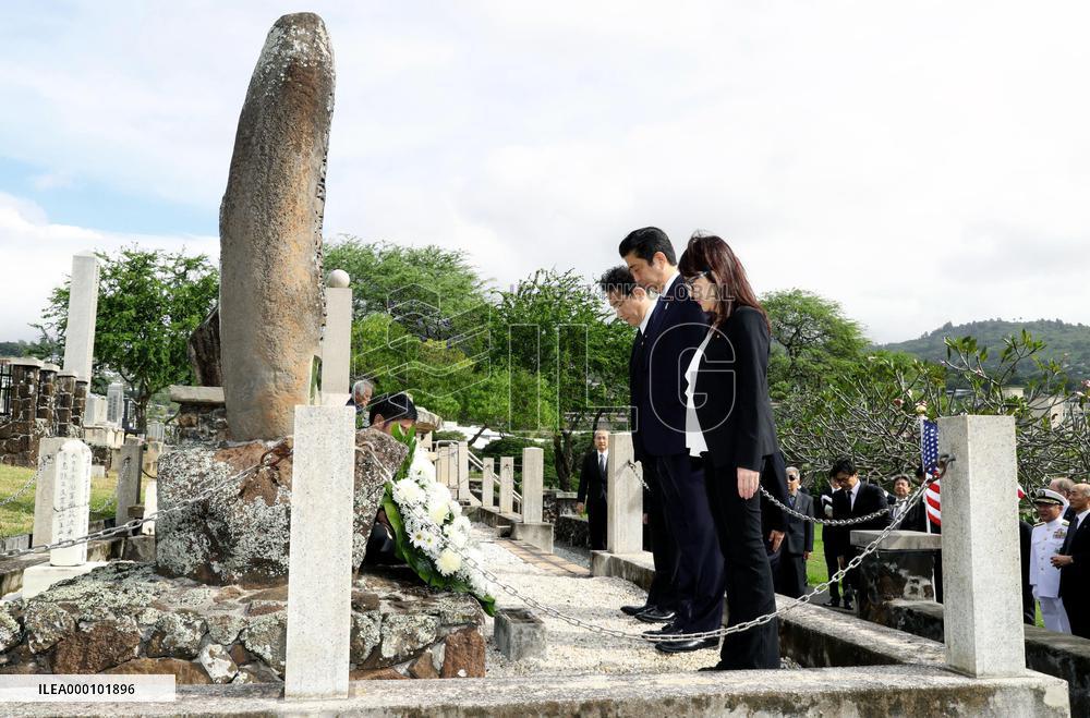 Abe visits cemetery for Japanese who died in Hawaii