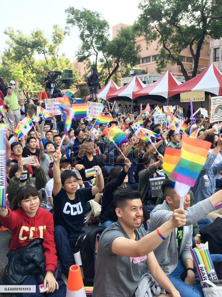 Taiwan's same-sex marriage bill passes 1st hurdle