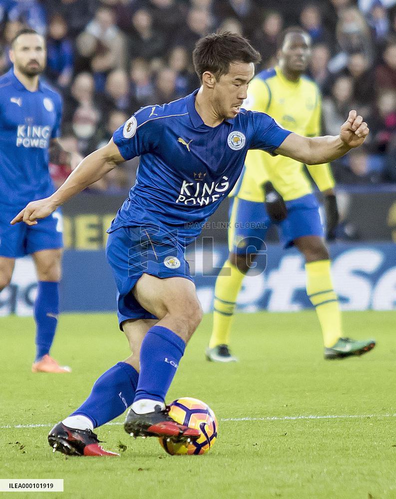 Soccer: Everton beat Leicester 2-0