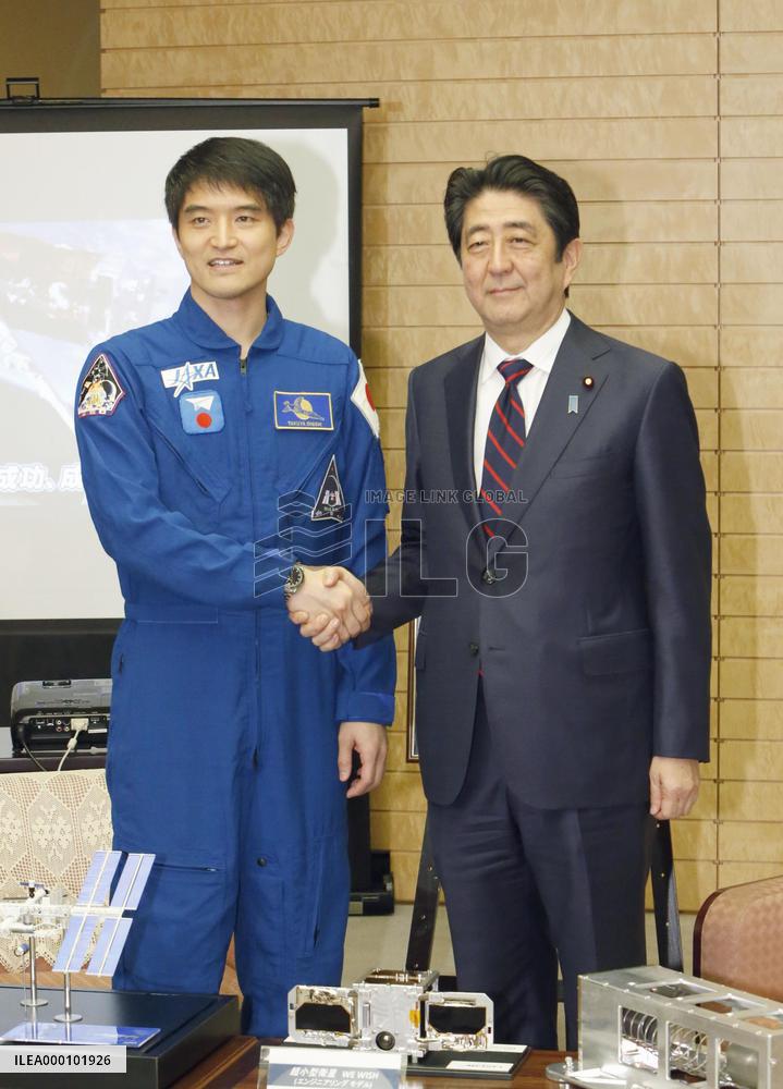 Astronaut Onishi meets with PM Abe