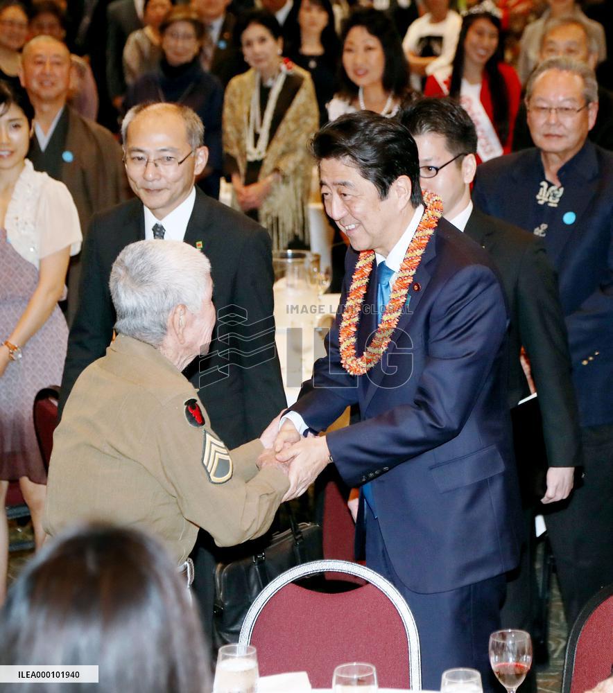 Abe meets with Hawaii's Japanese-American community