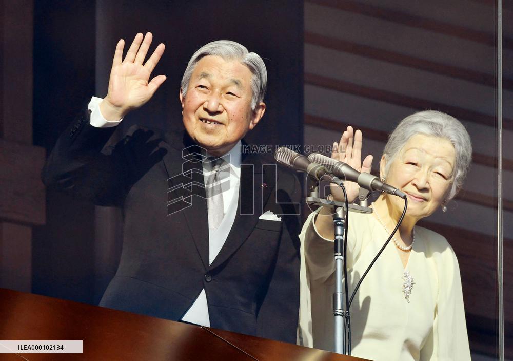 Emperor Akihito offers New Year's greetings to well-wishers