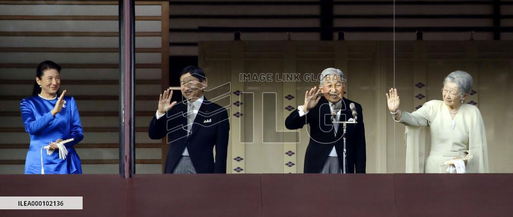 Emperor Akihito offers New Year's greetings to well-wishers