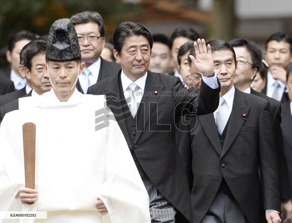 Abe pays customary visit to Ise Jingu shrine