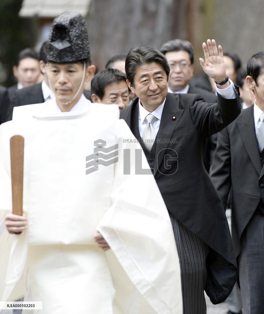 Abe pays customary visit to Ise Jingu shrine