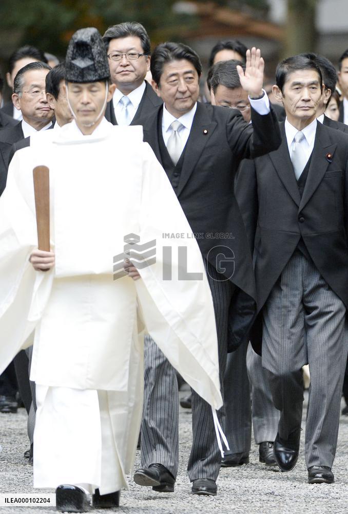 Abe pays customary visit to Ise Jingu shrine