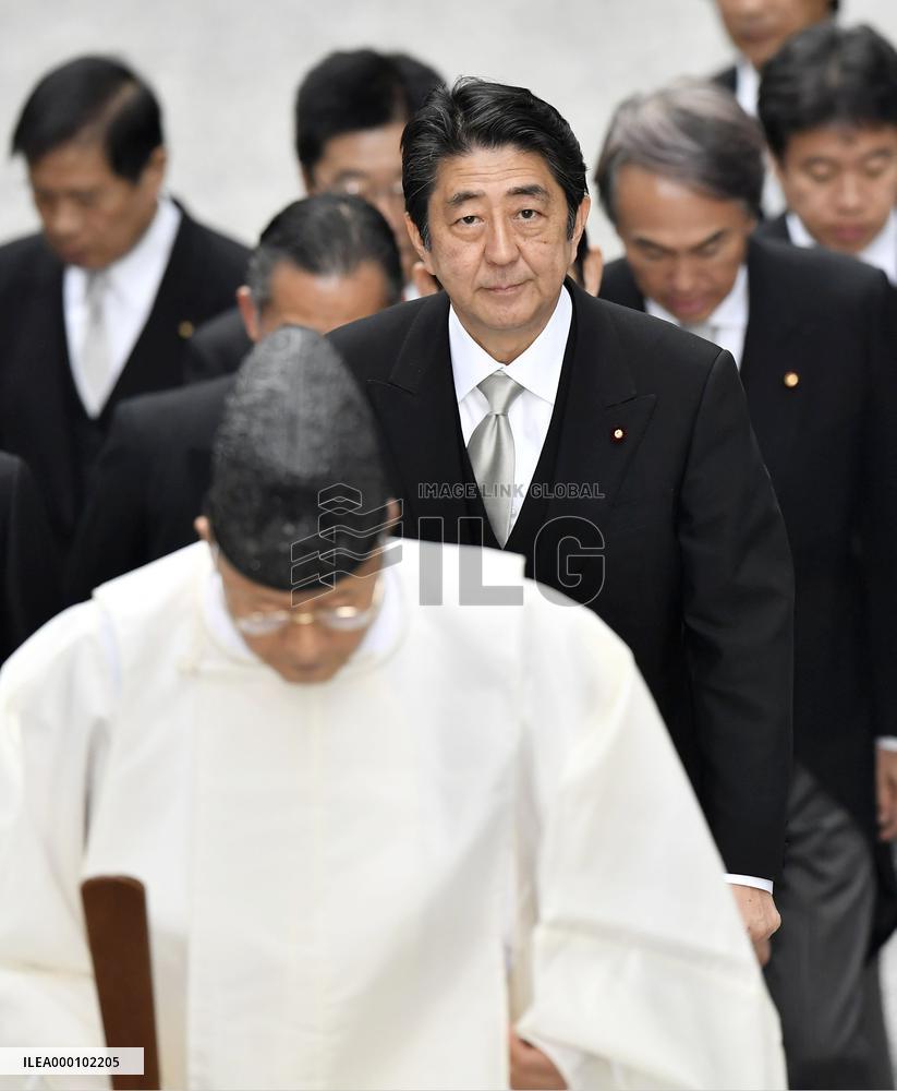 Abe pays customary visit to Ise Jingu shrine