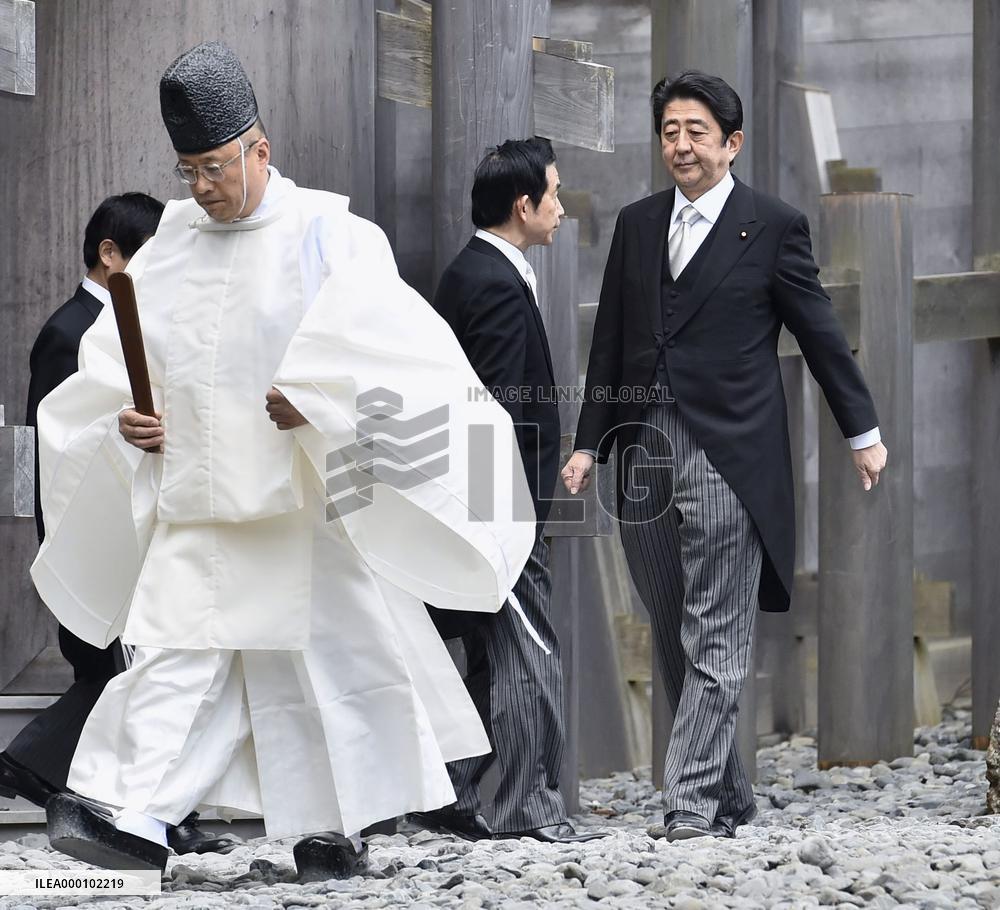 Abe pays customary visit to Ise Jingu shrine