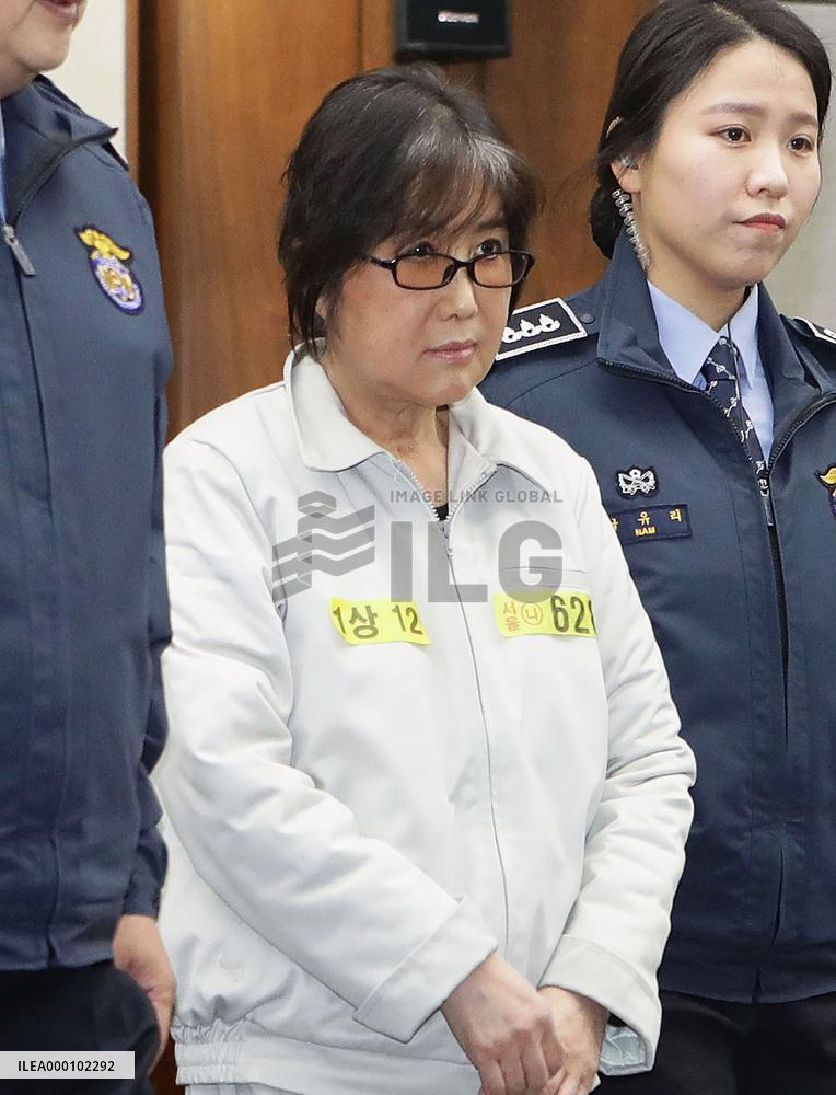 Park's confidante denies all charges at 1st court hearing