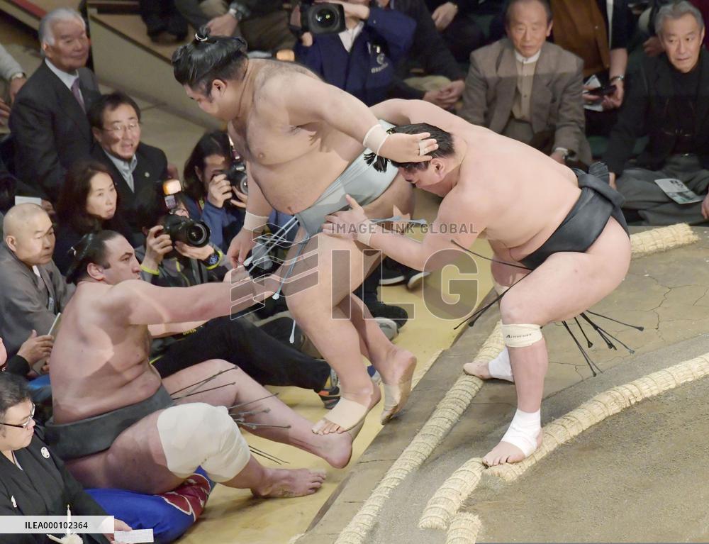 Sumo: Mongolian yokozuna off to winning start at New Year tourney