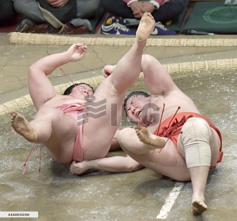 Sumo: Extremely rare technique executed in juryo division bout