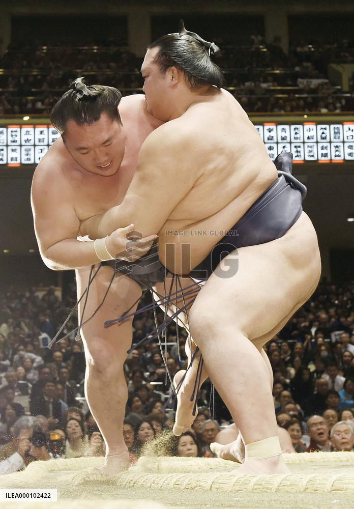 Kisenosato remains among New Year leaders at 3-0