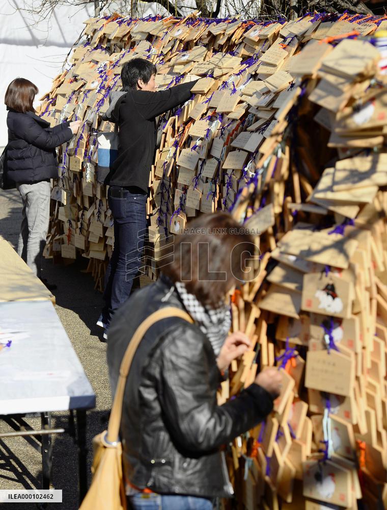 College entrance exam takers visit Tokyo shrine