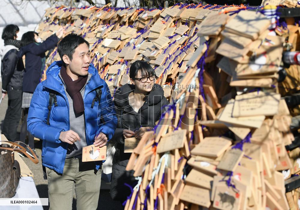 College entrance exam takers visit Tokyo shrine