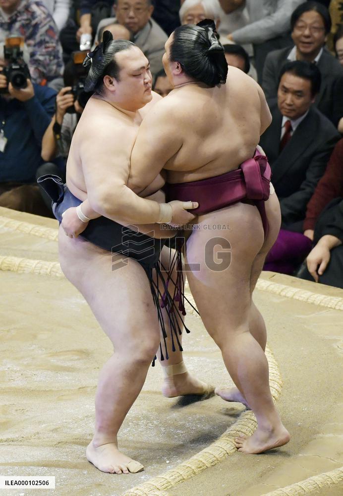 Kisenosato, Hakuho battle to keep share of lead at New Year meet