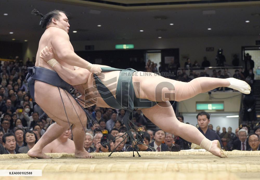 Sumo: Kakuryu defeats Okinoumi