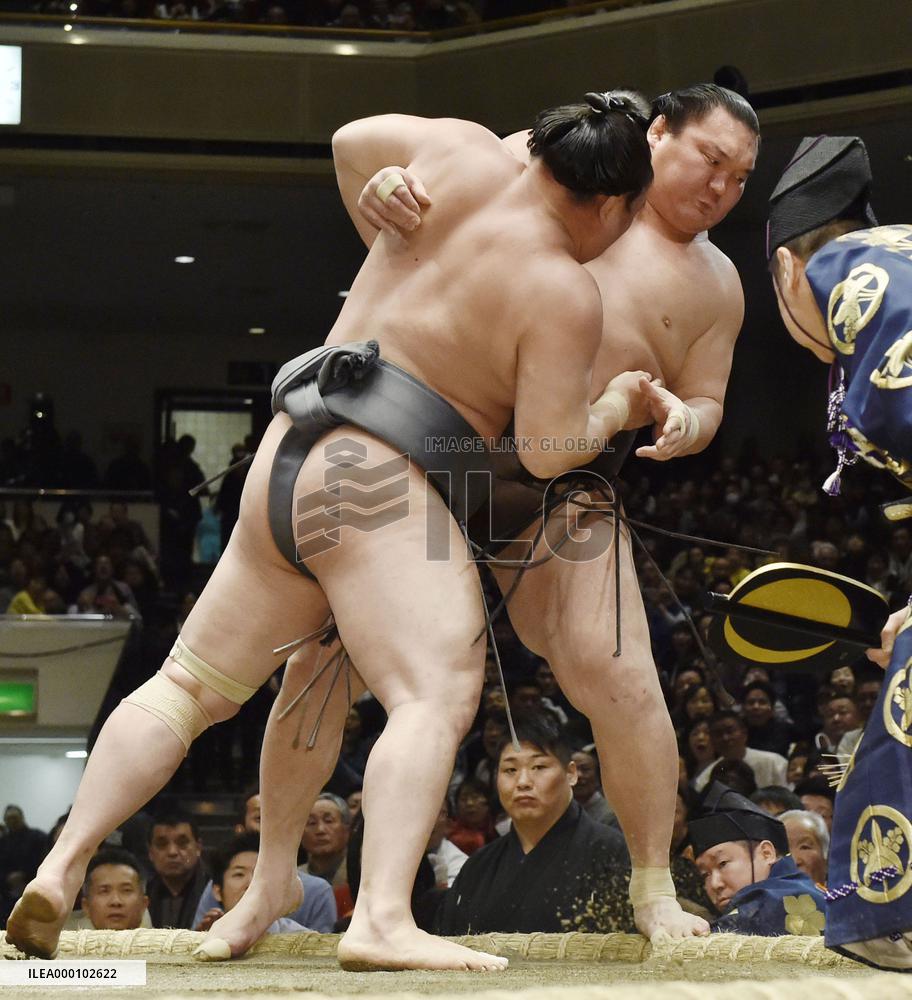 Sumo: Hakuho shocker leaves Kisenosato alone at the top