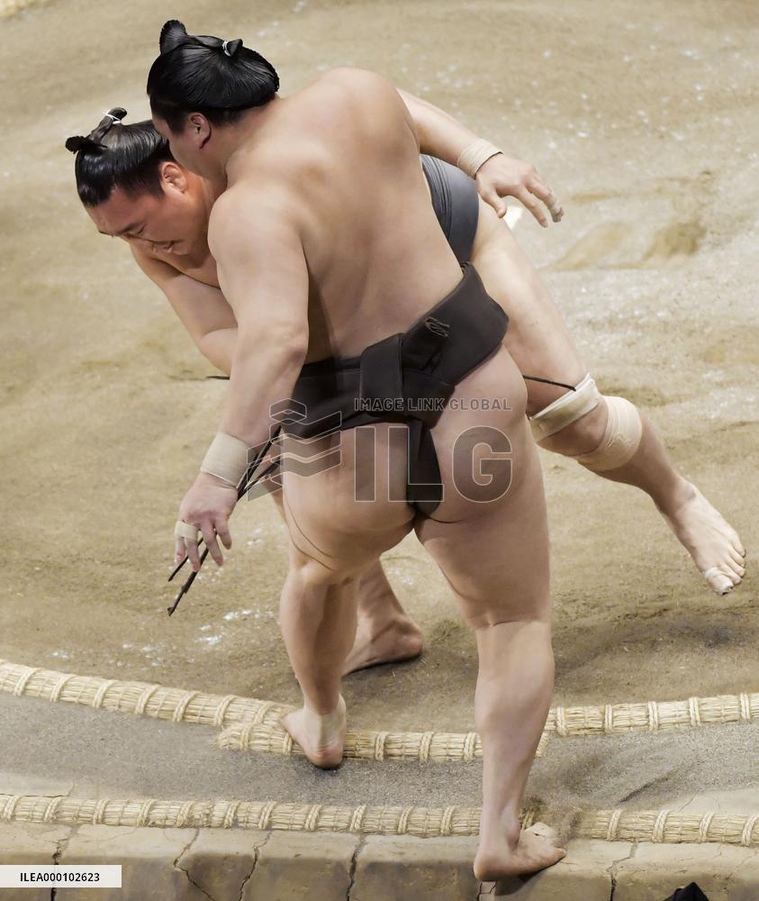 Sumo: Hakuho shocker leaves Kisenosato alone at the top