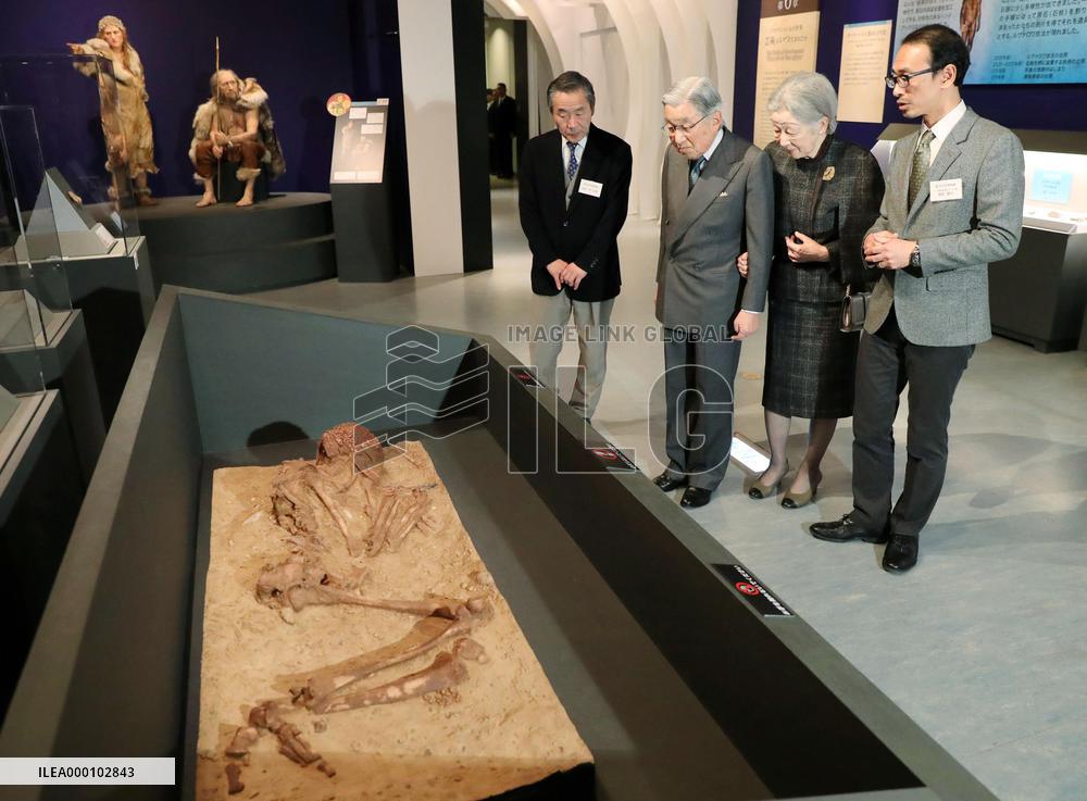 Emperor, empress visit Lascaux exhibition