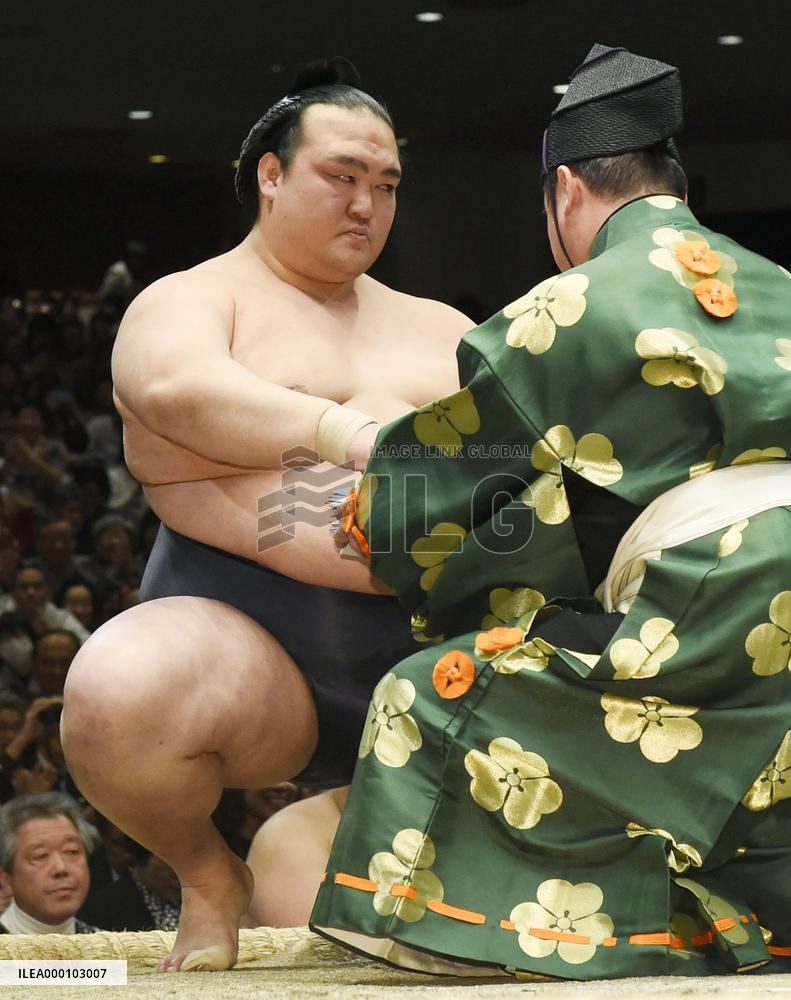 Sumo: Kisenosato finally wins 1st career title