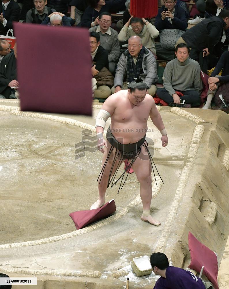 Sumo: Hakuho loss allows Kisenosato to clinch title before final day