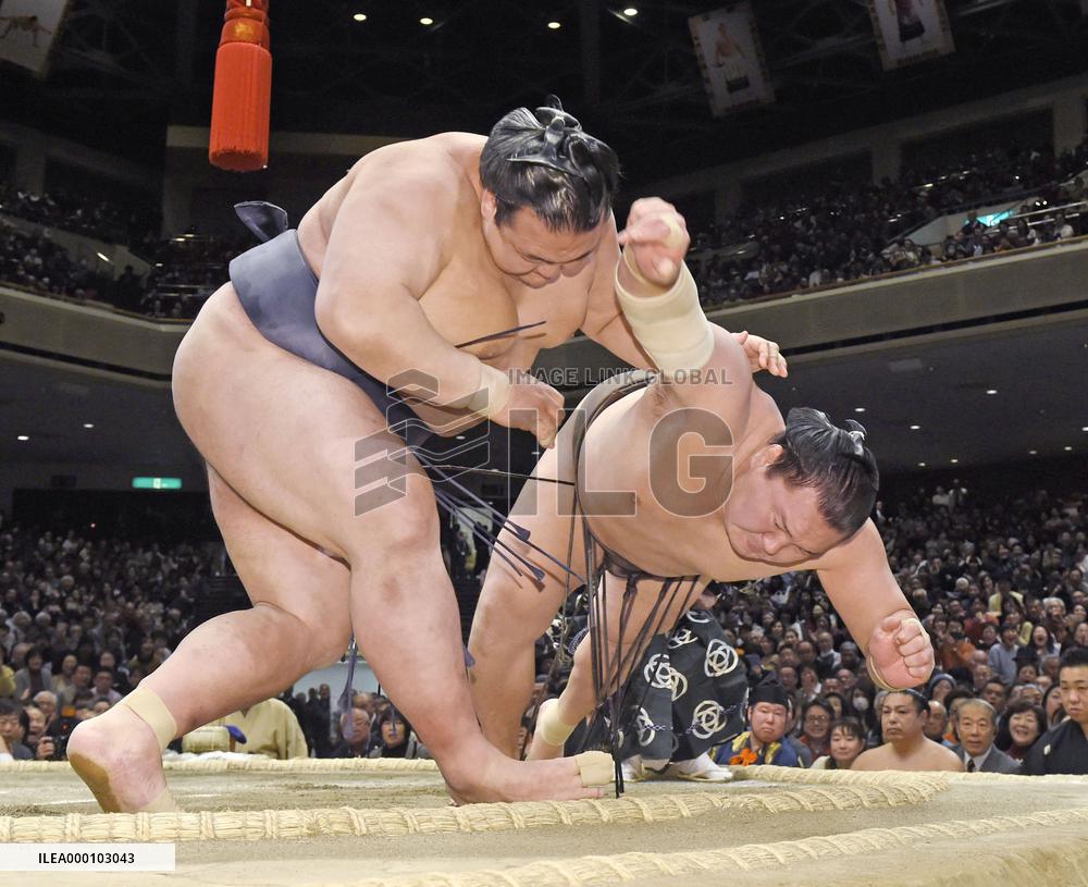 New Year champ Kisenosato beats Hakuho, set for yokozuna